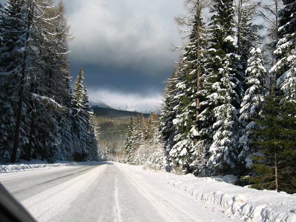 雪道でスタック Fr車 Ff車 に乗るなら用意しておくモノ ダレトクblog Net